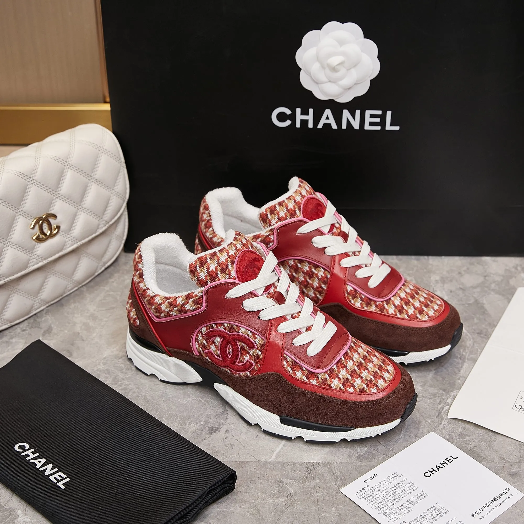 Men's shoes pP700! Chanel Chanel - 2024 counter top casual sneakers This classic design; the upper is embroidered with various techniques; the outsole is fashionable and sporty; the outsole is stylish and sporty; it incorporates a variety of color matching elements... The diversified mix and match is very good-looking and versatile, casual, fashionable, sports, and outdoor can be taken into account... ꫛꫀꪝ Go➫ Material: ❶Upper made of: original imported high silk cowhide suede + small fragrance fabric ❷Inner use: Original imported breathable sheepskin lining ❸ Outsole based on: Original TPU combination outsole Special counter boutique packaging complete set Women 35–41 Men 38-45